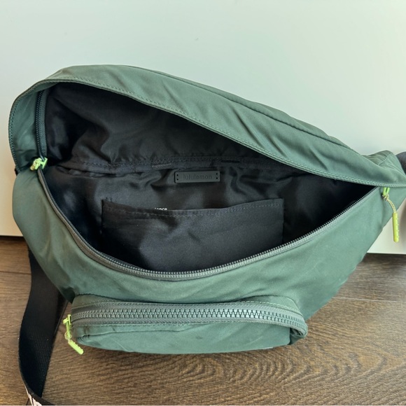 Lululemon Athletica green 6L Crossbody Bag - Picture 3 of 6